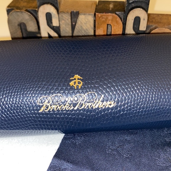 👓🐑BROOKS BROTHERS Clamshell Eyeglass Case/Cloth - Picture 3 of 10